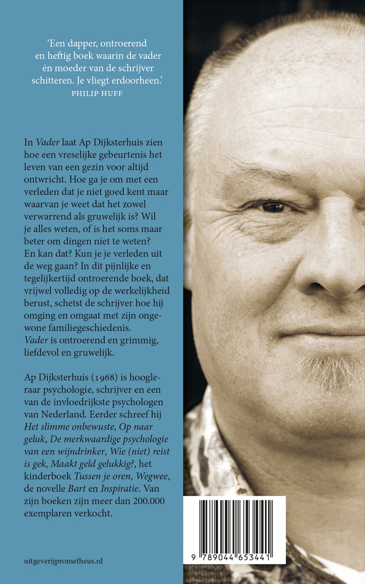 Close-up van een man met een baard en een lichte glimlach, met tekst op de achtergrond.