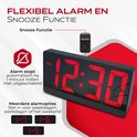 Digitale wekker met groot rood LED display dat 12:30 weergeeft, met snooze knop.