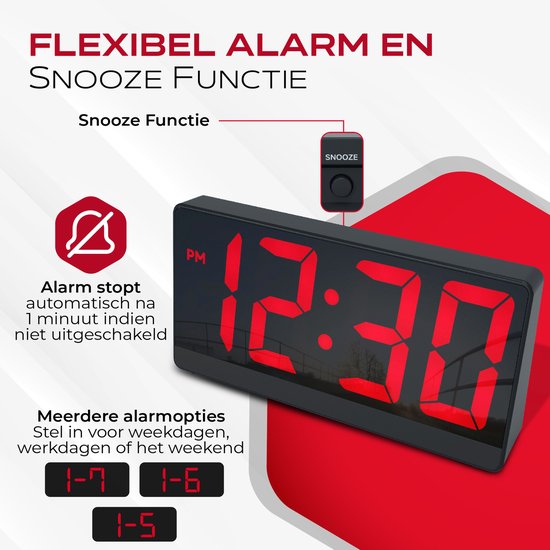 Digitale wekker met groot rood LED display dat 12:30 weergeeft, met snooze knop.