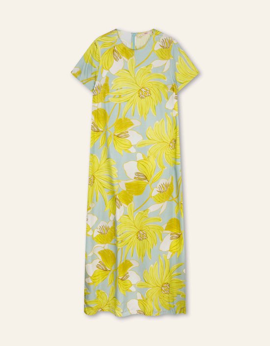 Robe bleu clair à manches courtes avec un grand imprimé floral jaune.