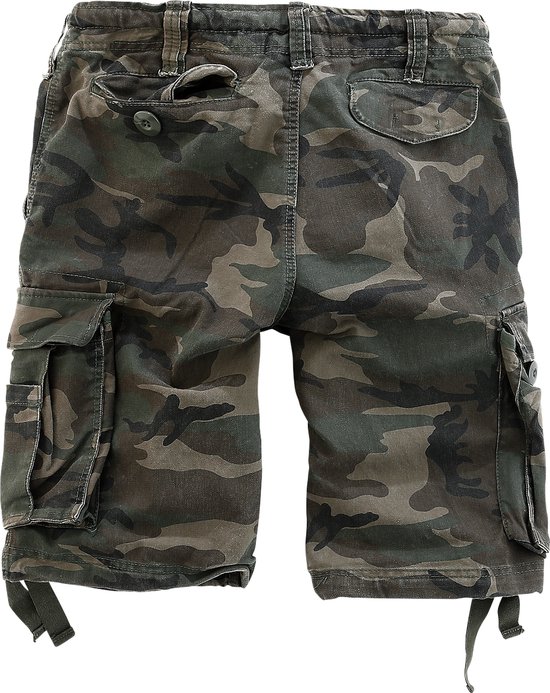 Achterkant van camouflage cargo shorts, met klepzakken en verstelbare zoom.