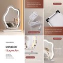 Collage van een golvende spiegel met ledverlichting, een UK-stroomadapter, de onderkant van de spiegel met antislipvoetjes en een gedetailleerde uitklapbare basis.