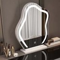 Golvende spiegel met ledverlichting op een marmeren voet, met make-upkwasten en cosmetica.