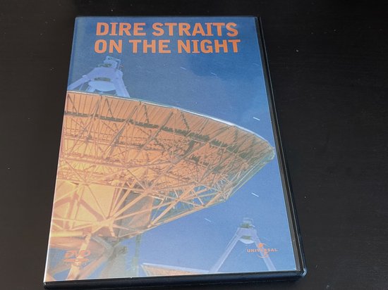 DVD-hoes met de titel 'Dire Straits On The Night' en een nachtelijke afbeelding van een grote radiotelescoop.