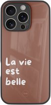 Hoesje geschikt voor Apple iPhone 16 Pro - La vie est belle - Bruin - TPU luxe case (glossy toplaag) - Tekst - Hardcase backcover zwart