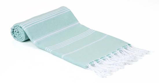 Mintgroene hamamdoek met witte strepen en franjes, opgerold.
