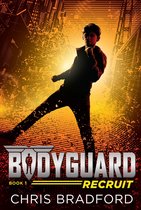 Een jongen in silhouet, in vechthouding, op de cover van 'Bodyguard Recruit Boek 1'. Oranje en geel stadsgezicht op de achtergrond.