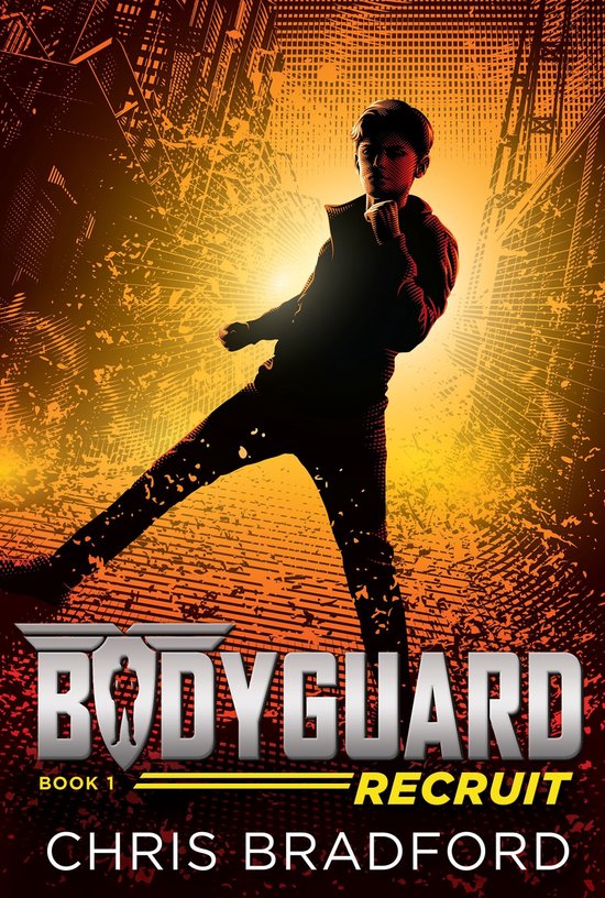 Een jongen in silhouet, in vechthouding, op de cover van 'Bodyguard Recruit Boek 1'. Oranje en geel stadsgezicht op de achtergrond.