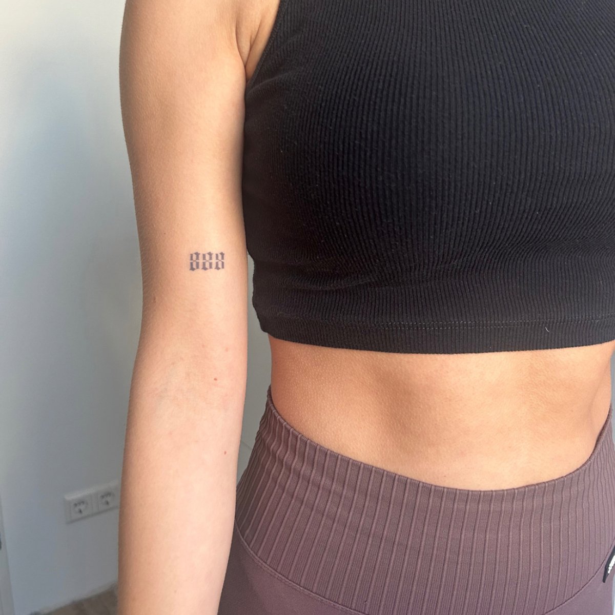 Tijdelijke tattoo 888 | Neptattoo volwassenen | Tijdelijke tattoo voor volwassenen | Temporary tattoo | Plaktattoos voor volwassenen | Neptattoos | Probeer zorgeloos een tattoo | tattforaweek
