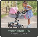 Meisje met lichtroze poppenwagen in de natuur, vanaf 3 jaar.