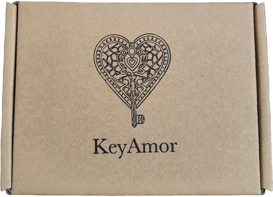 Bruine kartonnen verpakking met een zwarte illustratie van een hartvormige sleutel en 'KeyAmor'.