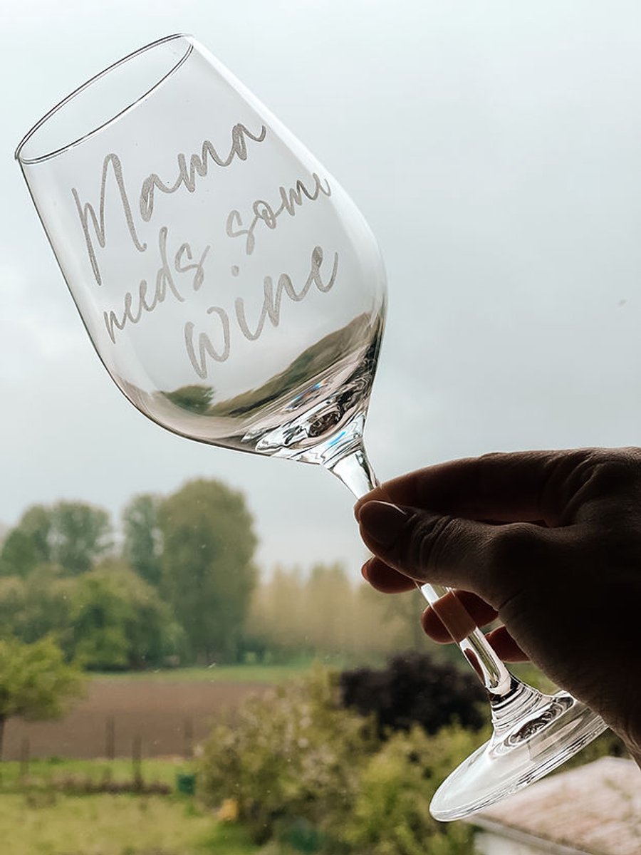 Wijnglas - Gegraveerd wijnglas - Mama needs some wine - cadeau voor mama