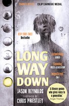 Boekomslag van 'Long Way Down' met gele tekst en een afbeelding van een jongen tegen een achtergrond van een liftpaneel.