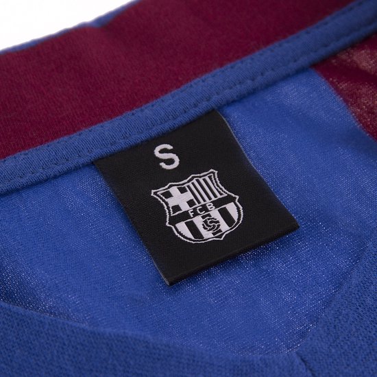 Detail van een label met het FC Barcelona logo en maat 'S' op een blauw shirt