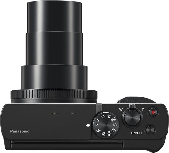 Bovenaanzicht van een zwarte Panasonic Lumix compactcamera met de lens uitgeschoven.