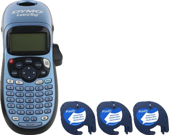 Een blauwe DYMO LetraTag labelprinter met een QWERTY-toetsenbord en drie witte plastic labelrolletjes.