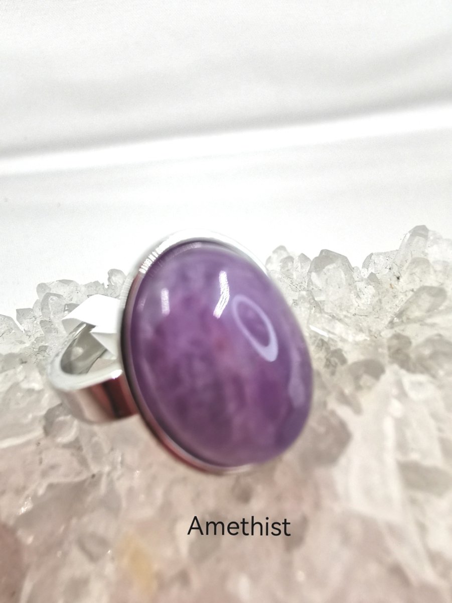 Ring - RVS - edelsteen - Amethist - ovaal - Zilverkleurig - maat 19 - Edelsteen ringen zijn niet alleen prachtige sieraden, maar ook dragers van diepe betekenis en symboliek.