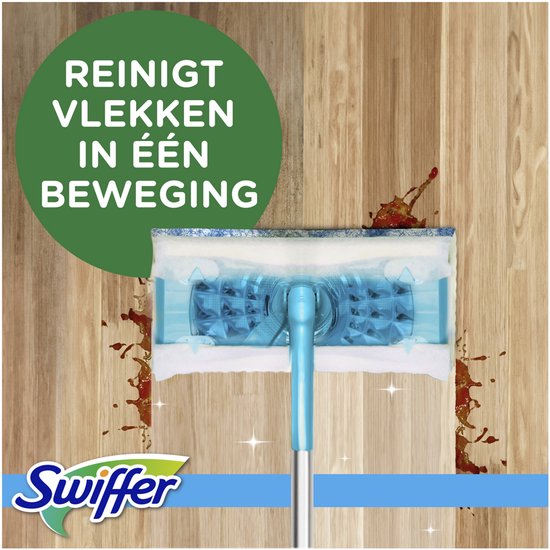 Balai Swiffer à manche bleu nettoyant des taches sur un plancher en bois. Texte : Nettoie les taches en un seul mouvement.