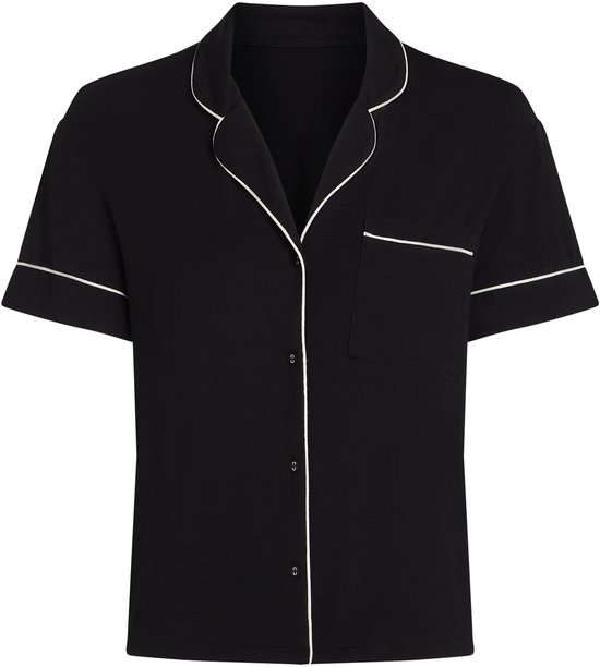 Zwart pyjamashirt met korte mouwen, witte piping op kraag, mouwen en borstzak. Knoopjes aan de voorkant.