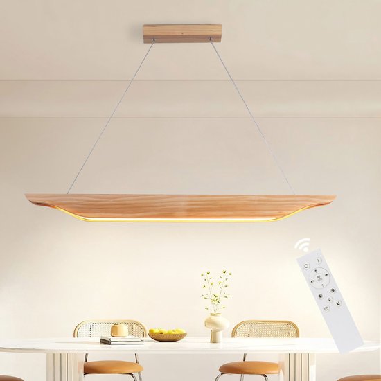 Een houten hanglamp met afstandsbediening, boven een witte tafel met stoelen.