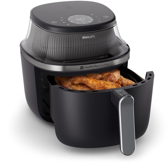 Zwarte Philips Airfryer met een open mand waarin goudbruine kipstukken zijn bereid.