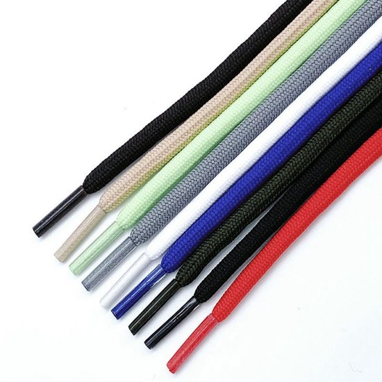 Une rangée de lacets de couleurs noir, beige, vert clair, gris, blanc, bleu, vert foncé et rouge, avec des extrémités noires.