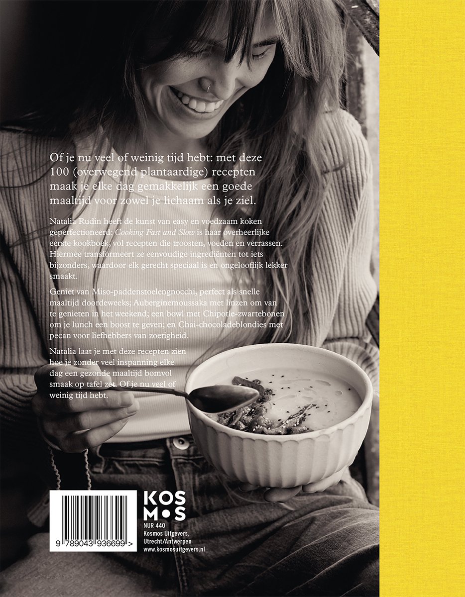 Achterkant van 'Cooking Fast and Slow' met een lachende vrouw die een kom soep vasthoudt.