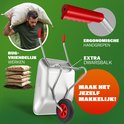 Zilveren kruiwagen met ergonomische rode handvatten en extra dwarsbalk voor rug-vriendelijk werken.