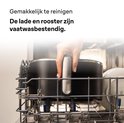 Een hand plaatst de vaatwasbestendige lade van de Braun airfryer in een vaatwasser.