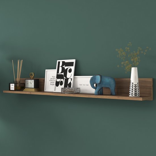 Houten wandplank met decoratie: diffuser, klok, drie lijsten met tekst, blauwe olifant en vaas, tegen een donkergroene muur.