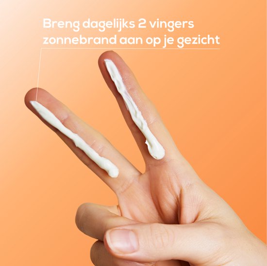 Een hand met twee vingers omhoog, met een witte zonnefluïdepasta op de vingertoppen.