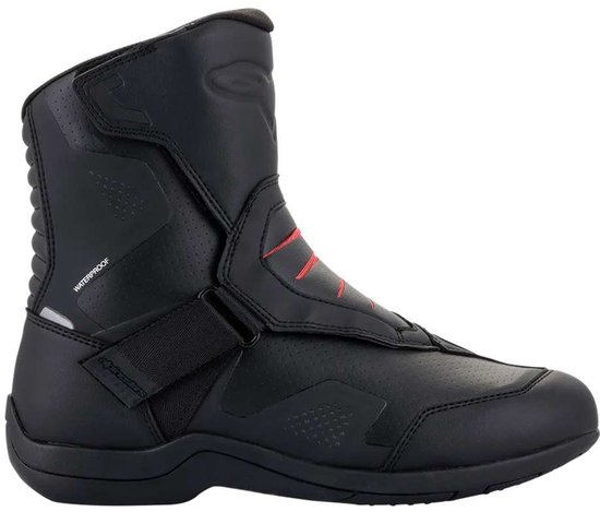 Zwarte motorlaars met rode accenten, klittenbandsluiting en 'WATERPROOF' opdruk.