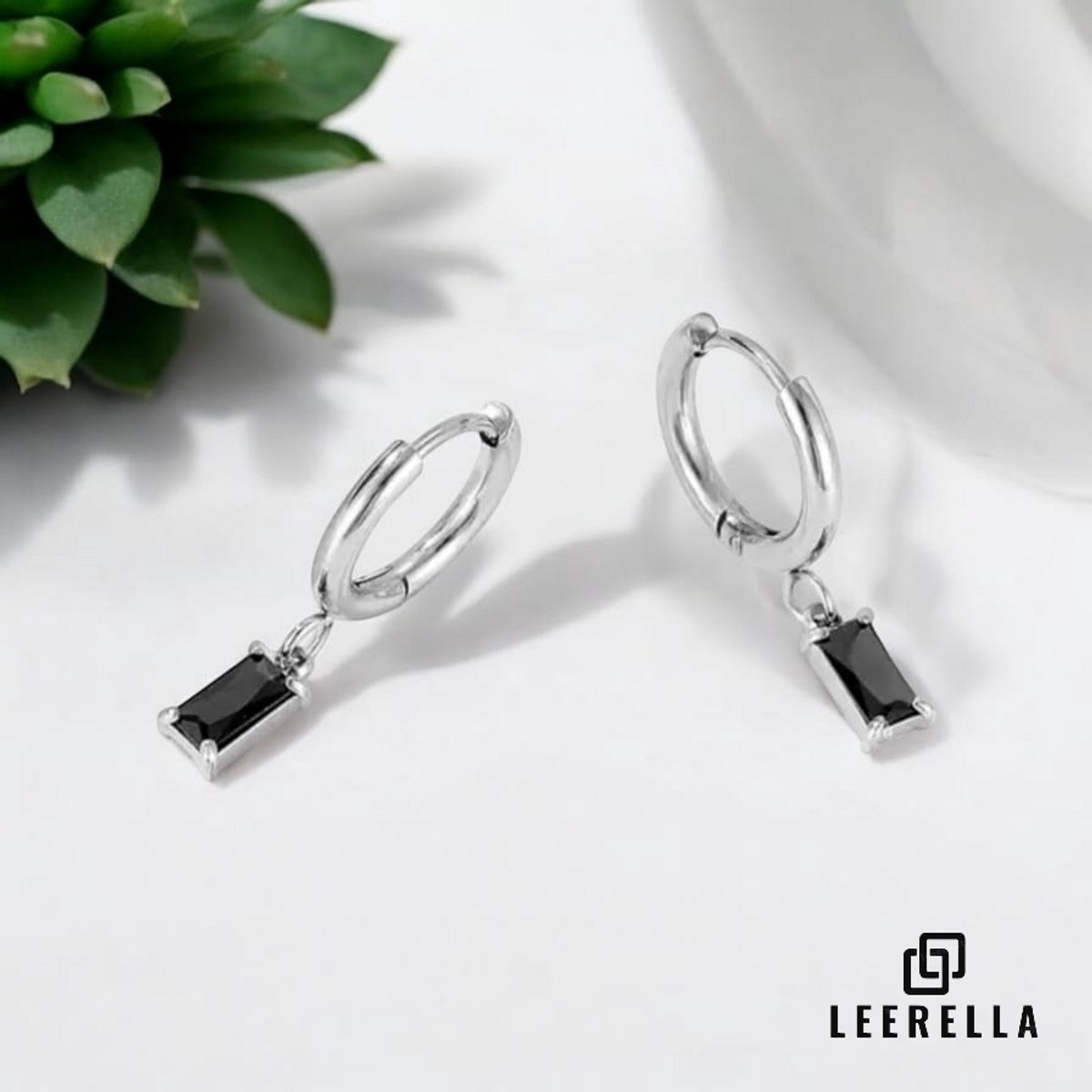 Leerella Luxe Oorringen Zilverkleurig van Roestvrij Staal met Sprankelende Zwart Zirkonia – Tijdloze Klasse met een Moderne Twist