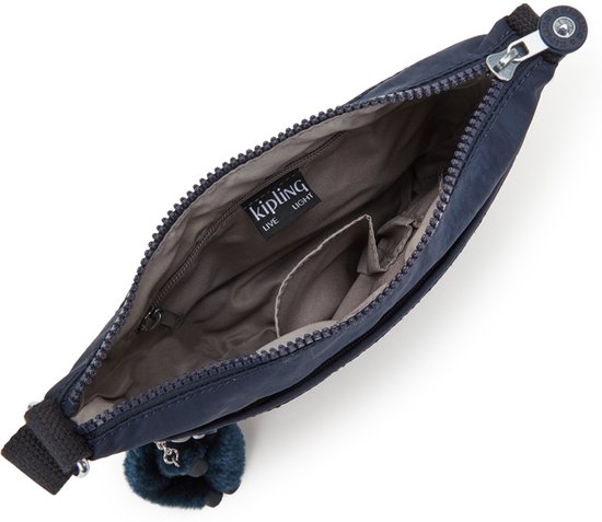 Binnenzijde van een donkerblauwe Kipling schoudertas met twee open vakken en een Kipling 'Live Light' label.