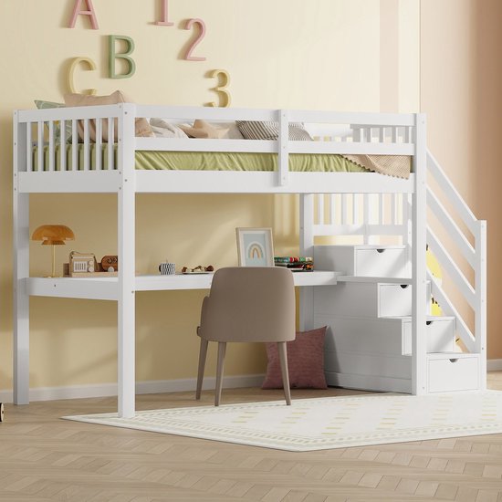Witte hoogslaper met bureau, stoel, trap met lades en decoratieve letters.