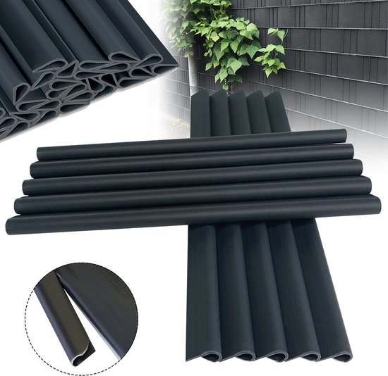 Pile de profilés en plastique gris foncé de forme en U, idéaux pour les clôtures.