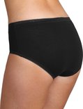 Zwarte midi-slip van Sloggi met kanten randjes aan de tailleband en beenopeningen. Gedragen op een model, zijaanzicht.