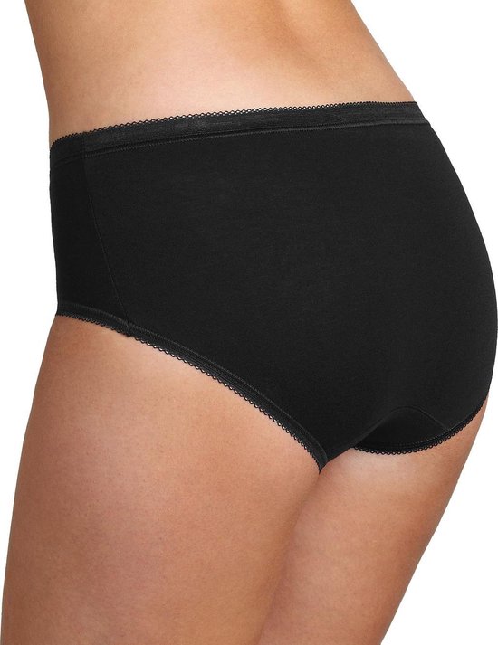 Zwarte midi-slip van Sloggi met kanten randjes aan de tailleband en beenopeningen. Gedragen op een model, zijaanzicht.