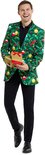 Man in groen colbert met opdruk van kerstlampjes, kerstballen en dennentakken. Hij houdt twee gouden cadeauboxen vast.