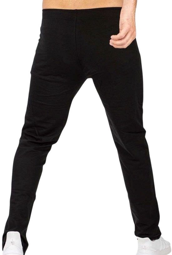 Zwarte joggingbroek met ritssluiting op de zak, gedragen door een man met witte sneakers.