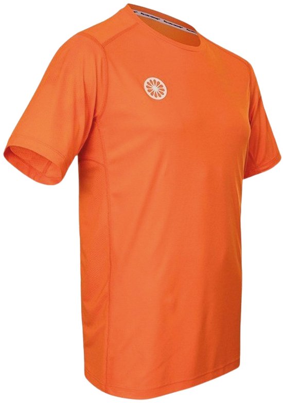 Oranje sportshirt met korte mouwen en een logo op de linkerborst.