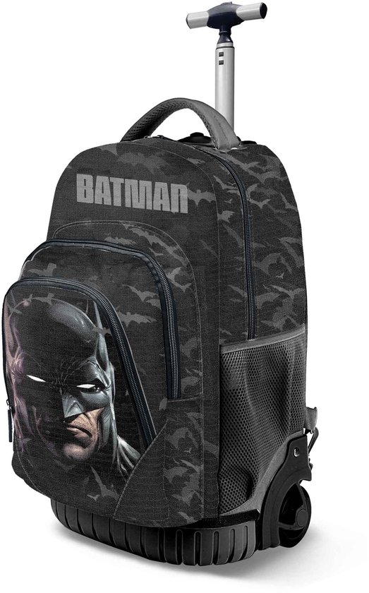 Sac à dos à roulettes noir avec un imprimé camouflage de chauves-souris et une image de Batman sur le devant. Le mot 'BATMAN' est en grandes lettres en haut.
