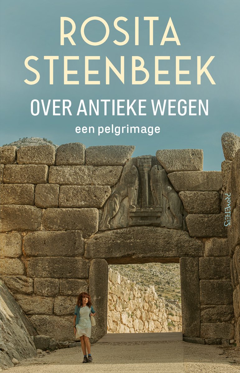 Vrouw bij een oude stenen poort, met de tekst 'ROSITA STEENBEEK OVER ANTIEKE WEGEN een pelgrimage'.