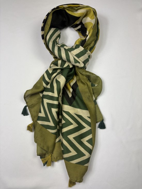 Geknoopte sjaal met groen, geel en zwart zigzag patroon en kwastjes.