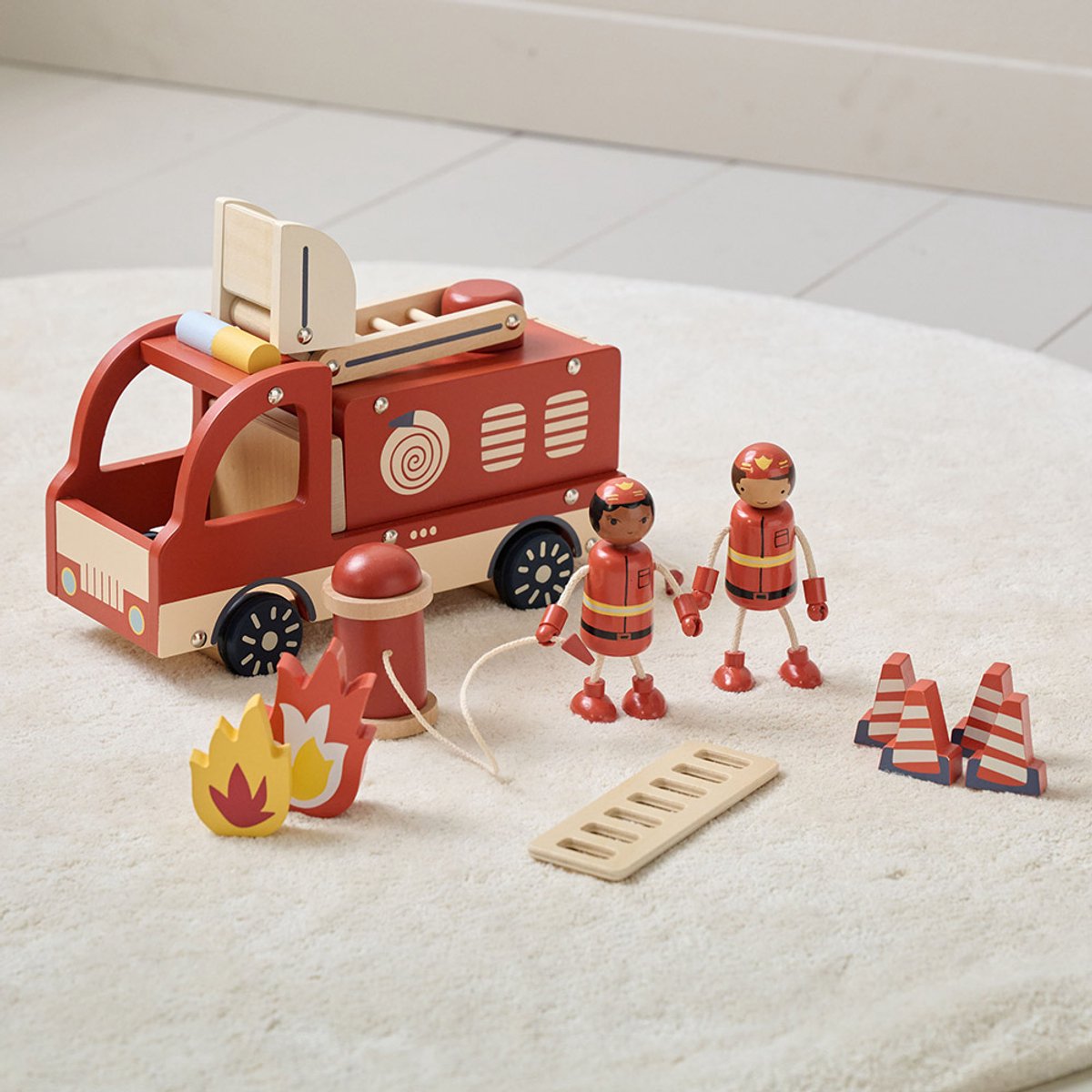 Petite Amélie Brandweerauto Pompier – Incl. 7 accessoires & 2 houten poppen – 360° draaibare kraan – Kofferbak met opbergruimte & klep — afbeelding 2