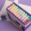 Een assortiment van 40 pastelkleurige markers in een paarse opbergdoos met een pastel landschap.