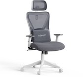 Grijze ergonomische bureaustoel met wit frame, hoofdsteun en verstelbare rugleuning.