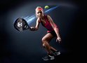 Padelracket voor beginners met een vrouw in sportkleding die het racket vastheeft.