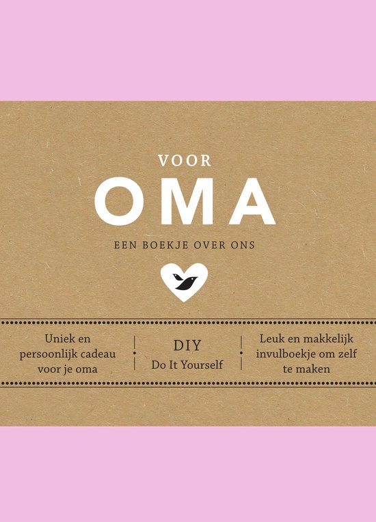 Boekje 'Voor oma, een boekje over ons'. Kraftkleurig met witte tekst. Met illustratie van een klein roze doosje met hartjes erop.