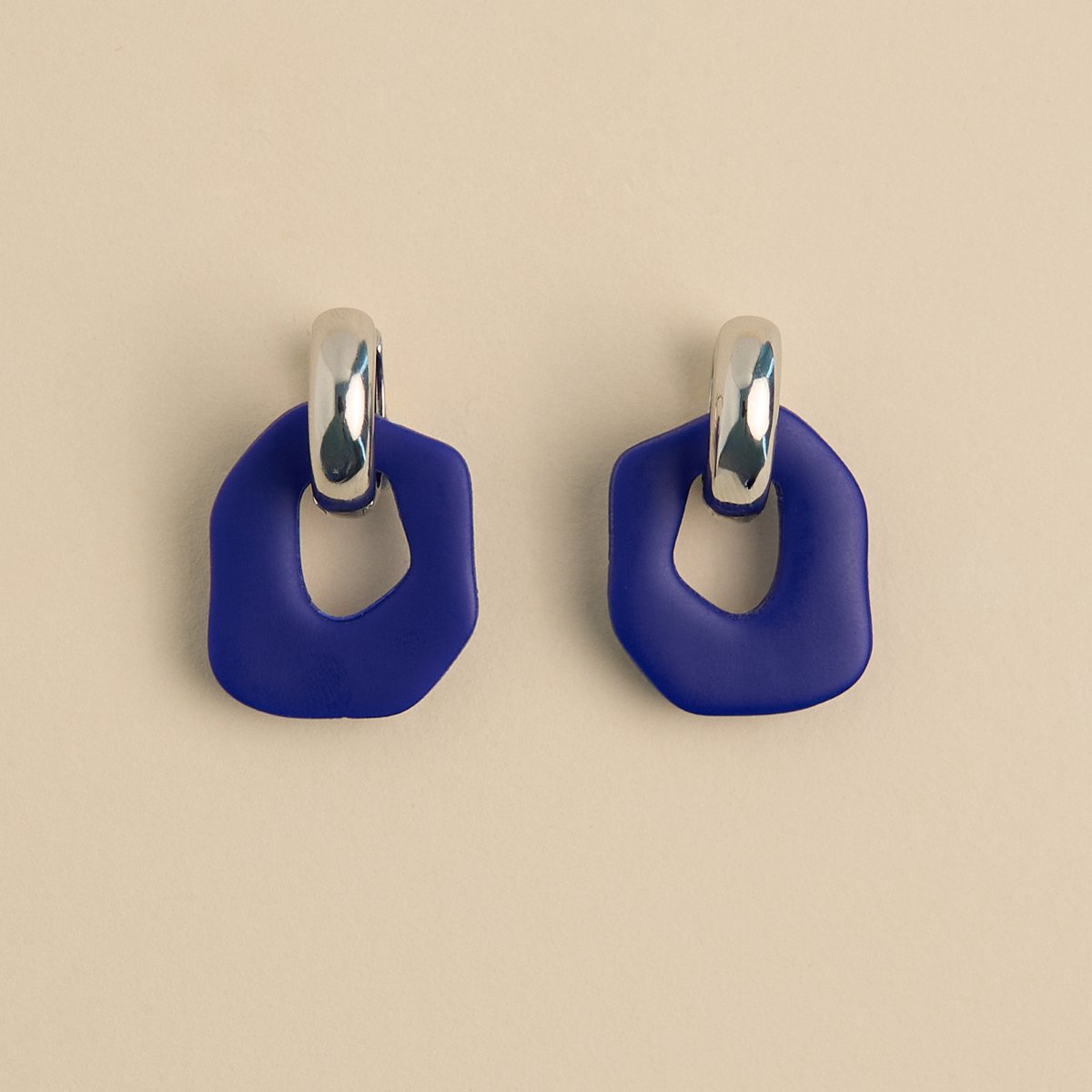 Daria Hoepel oorbellen -Donkerblauw Hangers met zilveren Hoops -4,5 x 1,5 cm -Stainless Steel -Waterproof earrings -Nikkel vrij -LYHO sieraden -Blauw / zilver -Kerst cadeau -Sinterklaas cadeau -Valentin -Moederdag -Handgemaakte oorbellen van klei